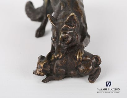 null Sujet en bronze figurant un loup tenant un lièvre dans sa gueule.

Haut. : 4,5...