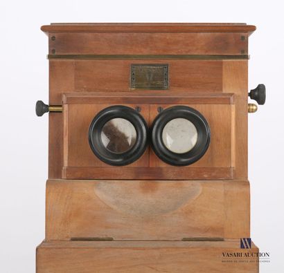 null Table stereoscopic terminal in natural wood and veneer, it rests on four feet...