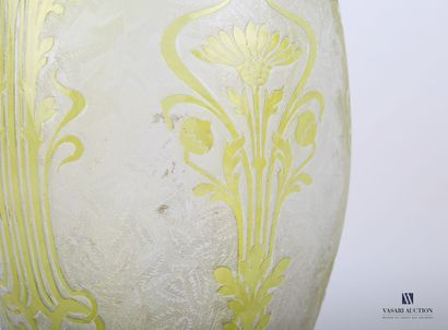 null Vase de forme balustre en verre teinté vert à décor de fleurs et végétaux s'inscrivant...