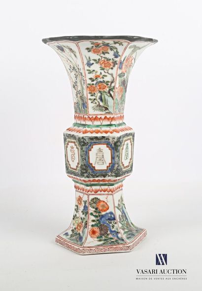 
CHINE




Vase Gu en porcelaine aux émaux...