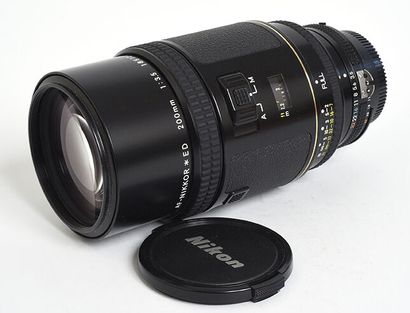 null Objectif Nikon Télé AF Nikkor ED 200mm f/3,5 et 2 bouchons

Etat moyen, moisissures...
