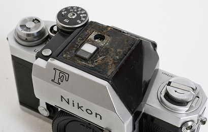 null Boitier argentique chromé Nikon F de 70, prisme FT + bouchon

Etat moyen, prisme...