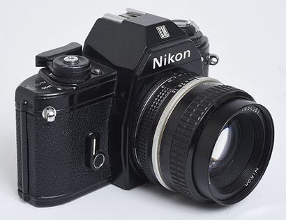 null Boitier argentique Nikon EM + objectif Nikkor Ai 50mm f/1,8 + pare-soleil

Bon...
