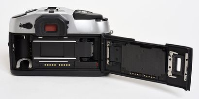 null Boitier argentique reflex chromé Leica R8 + objectif Leitz Elmarit-R 90mm f/2,8...