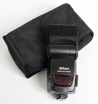 null Flash Nikon Speedlight SB-800 avec Velcros sur la tête + son étui toile

Très...
