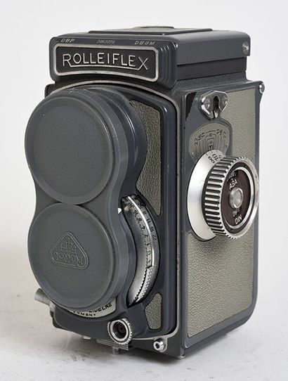 null Boitier argentique Bi objectif Rolleiflex, petit modèle couleur gris vert avec...
