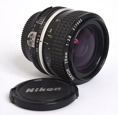null Objectif Nikon (argentique) Nikkor Ai 28mm f/2,8 et 2 bouchons

Très bon état,...