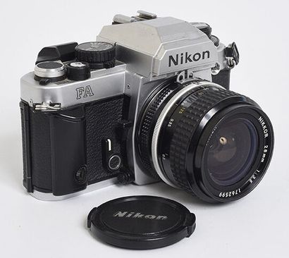 null Boitier argentique chromé Nikon FA + objectif Nikkor Ai 28mm f/3,5 + bouchon

Bon...