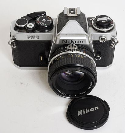 null Boitier argentique Nikon FE2 chromé avec objectif Nikkor Ais 50mm f/1,8 et son...