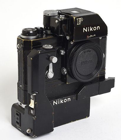 null Boitier argentique noir Nikon F de 70, prisme FTn avec moteur F36, poignée alimentation...