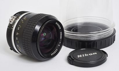 null Objectif Nikon (argentique) Nikkor Ai 28mm f/2 avec sa boite de protection plexiglas...