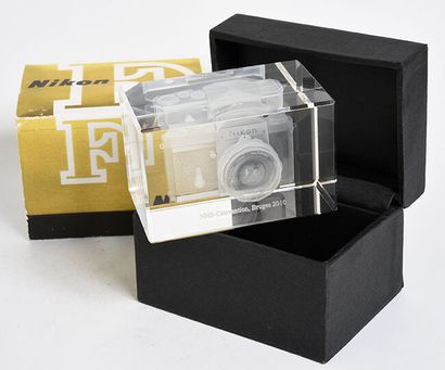 null Decorative gadget, plexiglass block with a Nikon F camera in hologram inside,

engraved...