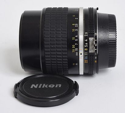 null Objectif Nikon (argentique) Télé Nikkor Ais 105mm f/2,5 et 2 bouchons

Très...