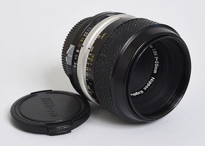 null Nikon (film) Micro Nikkor-P Auto Nippon Kogaku Ai 55mm f/3,5 and 2 caps

Good...