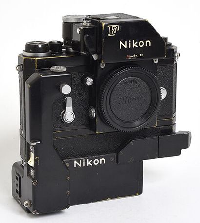 Boitier argentique noir Nikon F de 70, prisme...