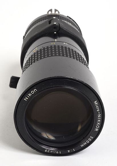 null Objectif macro Nikon (argentique) Télé Micro Nikkor Ai 200mm f/4 et 1 bouchon

Etat...