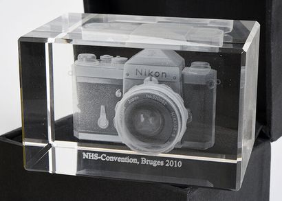 null Gadget décoratif, bloc de plexiglas avec un appareil Nikon F en hologramme à...