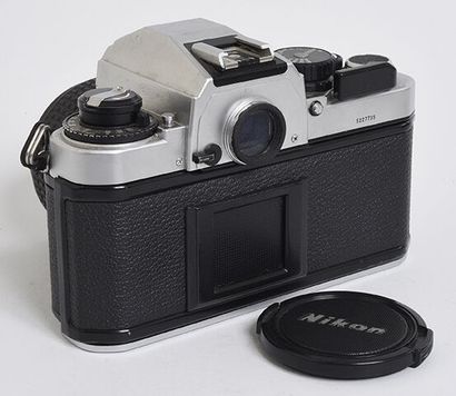 null Nikon FA chrome silver camera + Nikkor Ai 28mm f/3.5 lens + cap

Good condition....