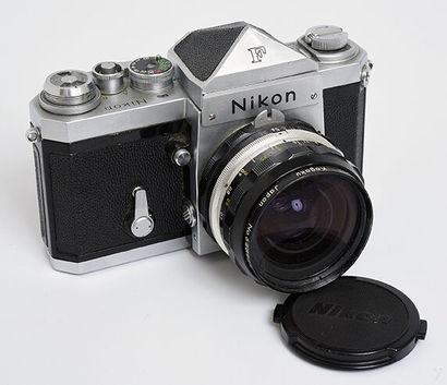 null Boitier argentique Nikon F chromé avec avec viseur EyeLevel avec objectif Nikkor...