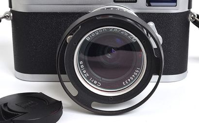 null 
Boitier numérique chromé Leica M8 avec objectif Carl Zeiss Biogon 25mm f/2,8...