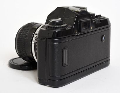 null Boitier argentique Nikon F-301 avec objectif Nikkor Ai 85mm f/2 et son bouchon

Bon...