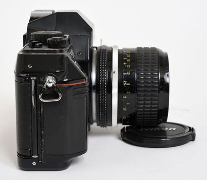 null Boitier argentique Nikon F-301 avec objectif Nikkor Ai 85mm f/2 et son bouchon

Bon...