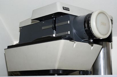 null ROLLEI 6 x 6 slide projector with 2 lenses: 1 Franke & Heidecke Heidosmat

1:3/250...