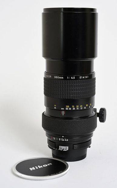 null Nikon (film) Tele Nikkor Ai 300mm f/4,5 + leather case, lens hood and 2 caps

Good...