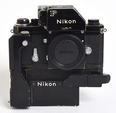 null Boitier argentique noir Nikon F de 70, prisme FTn avec moteur F36, poignée alimentation...