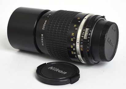 null Nikon (film) Tele Nikkor Ais 200mm f/4 and 2 caps

Very good condition, fun...