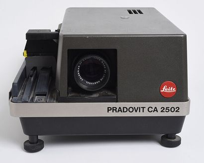 null Projecteur de diapositives 24 x 36 Leitz Pradovit CA 2502 avec un objectif Leitz...