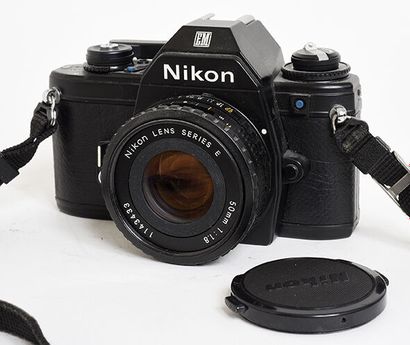null Boitier argentique Nikon EM avec objectif Nikon serie E 50mm f/1,8, sa sangle...