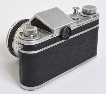 null Chrome-plated SLR camera Rectaflex with Kamerabau-Anstalt-Vaduz Kilfitt-lens

Makro-Kilar...