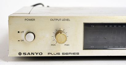 null Tuner stéréo SANYO Quartz PLL Memory Synthetizer Stereo tune Plus T55 + carton...