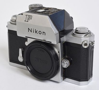 null Boitier argentique chromé Nikon F de 70, prisme FT + bouchon

Etat moyen, prisme...