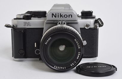 null Boitier argentique chromé Nikon FA + objectif Nikkor Ai 28mm f/3,5 + bouchon

Bon...