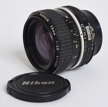 null Nikon (film) Nikkor Ai 28mm f/2.8 lens and 2 caps

Very good condition, fun...