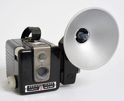 null Boitier argentique Bakélite Kodak Brownie Flash, avec son flash moyen modèle

Etat...