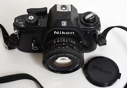 null Boitier argentique Nikon EM avec objectif Nikon serie E 50mm f/1,8, sa sangle...