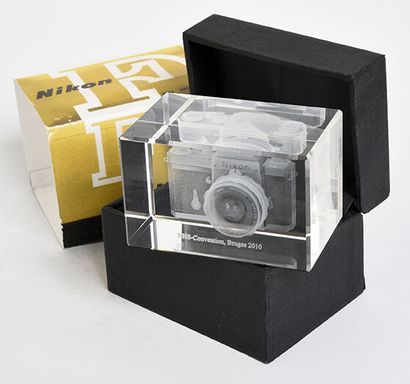 null Gadget décoratif, bloc de plexiglas avec un appareil Nikon F en hologramme à...
