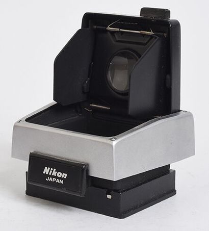 null Nikon roof viewer (3rd model) for Nikon F camera with its protective cover

Good...