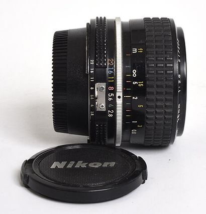 null Nikon (film) Nikkor Ai 28mm f/2.8 lens and 2 caps

Very good condition, fun...