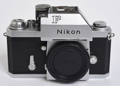 null Boitier argentique chromé Nikon F de 70, prisme FT + bouchon

Etat moyen, prisme...