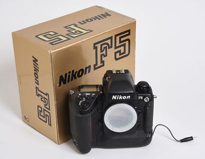 null Boitier argentique Nikon F5 + dos Nikon MF-28, modifié pour aller dans le caisson...
