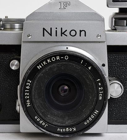 null Boitier argentique Nikon F chromé avec viseur EyeLevel et objectif Nikkor Nippon...