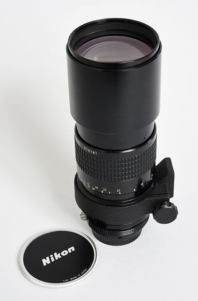 null Nikon (film) Tele Nikkor Ai 300mm f/4,5 + leather case, lens hood and 2 caps

Good...