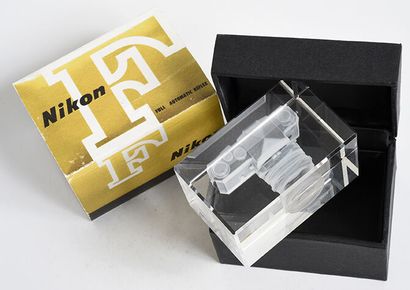 null Decorative gadget, plexiglass block with a Nikon F camera in hologram inside,

engraved...