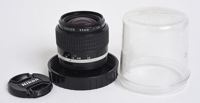 null Objectif Nikon (argentique) Nikkor Ai 35mm f/1,4 avec sa boite de protection...