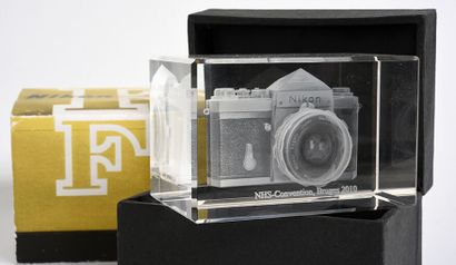 null Decorative gadget, plexiglass block with a Nikon F camera in hologram inside,

engraved...