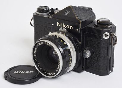 null Boitier argentique noir Nikon F de 70 prisme EyeLevel + objectif Nikkor-H Auto...